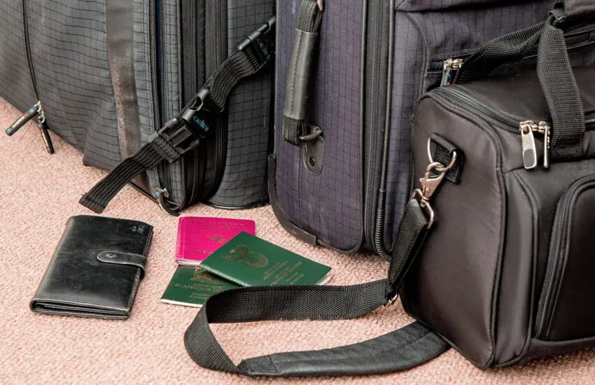 bagages ouverts avec passeports et documents de voyage pour déménagement au maroc