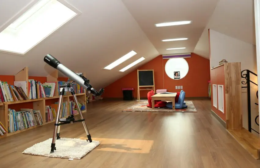 combles aménagés avec éclairage naturel et artificiel, bibliothèque et télescope